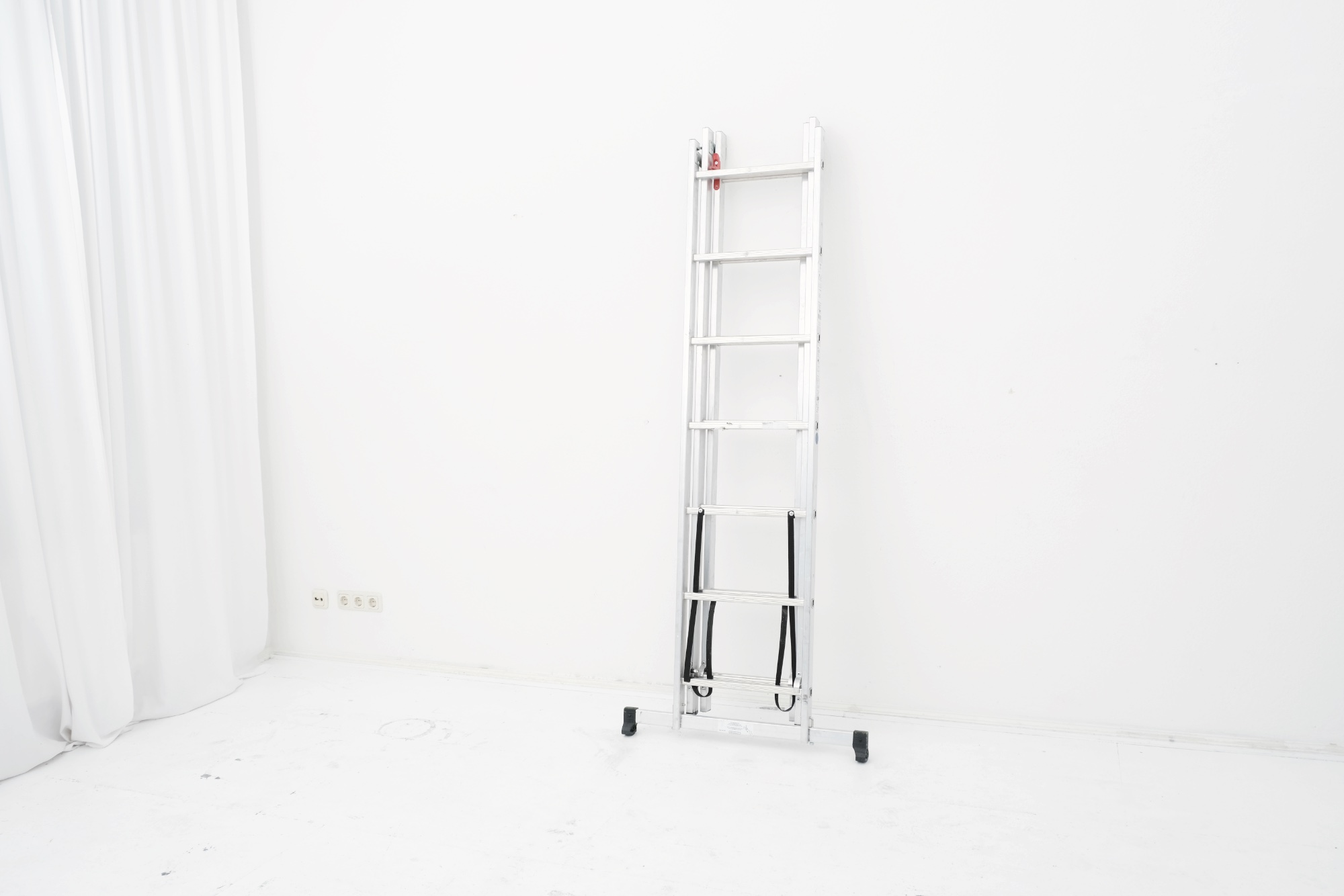 Spacious white cyclorama at Studio Blanc